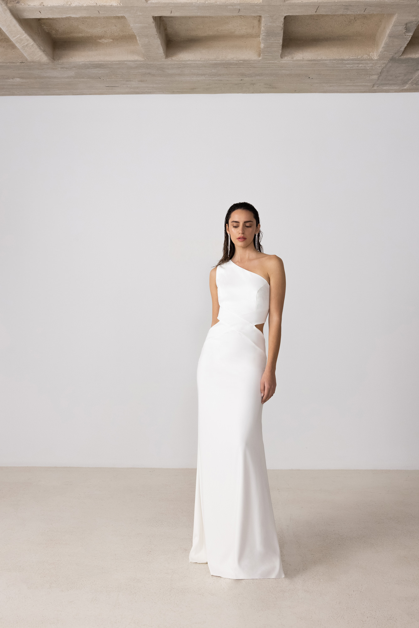 https://annadi.com/my_content/uploads/2022/01/One-shoulder-white-long-dress-Annadi-5.jpg